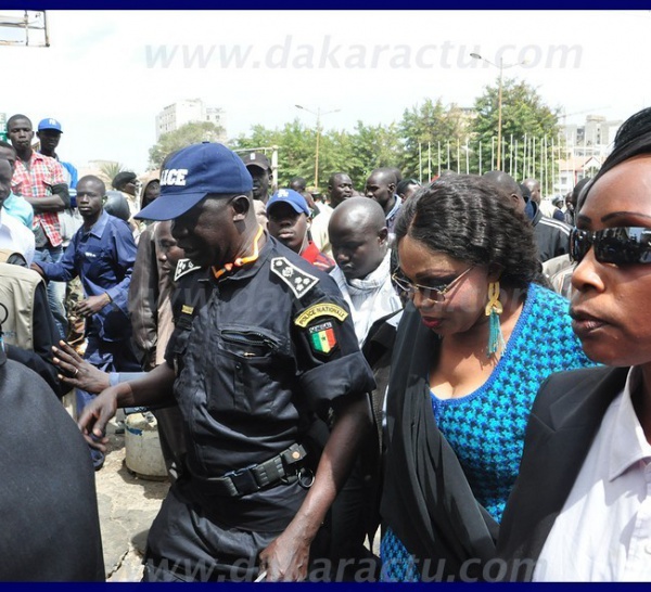 Que se disent Diouma Diakhaté et le commissaire Arona Sy à la Place de l'Indépendance ?