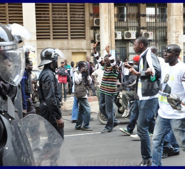 Revivez la manifestation, la charge de la police, les réactions des manifestants (PHOTOS)