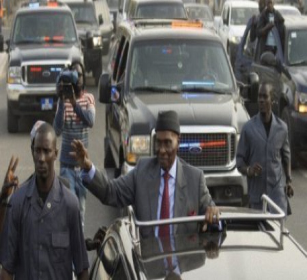 Dernière visite: Visite de Wade à Kaolack: des jeunes ont barré l'entrée de la ville.