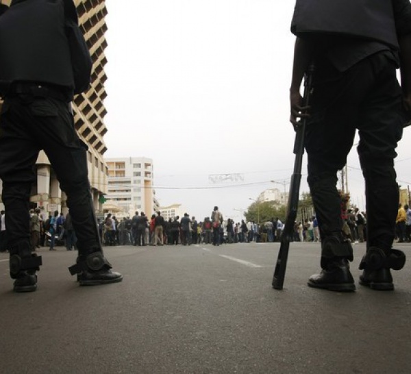Dernière minute: La Place de l'Indépendance se remplit peu à peu et les policiers lancent des grenades lacrymogènes.