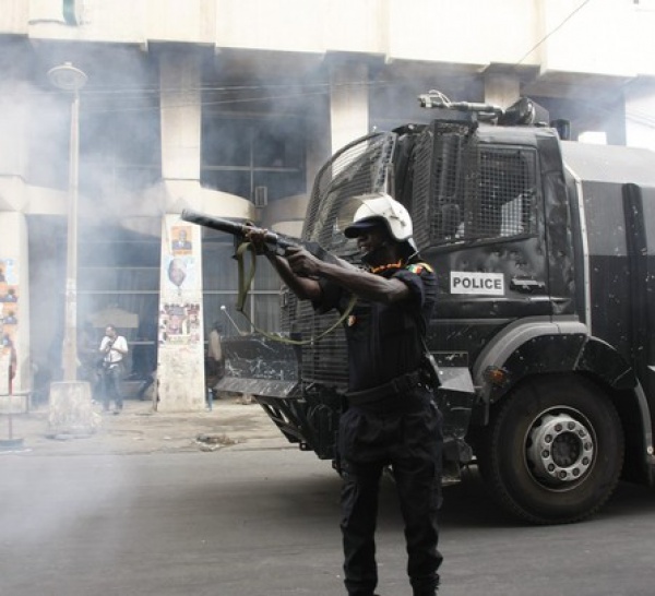 Dernière minute : les policiers balancent des grenades sur les journalistes.