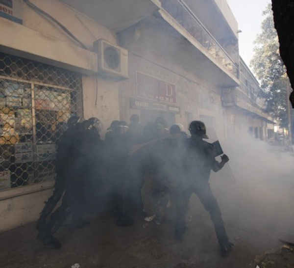 Dernière minute: Un policier lynché puis relâché par les manifestants.