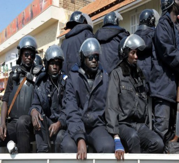 Dernière minute: Les gendarmes affrontent les manifestants à Cambérène
