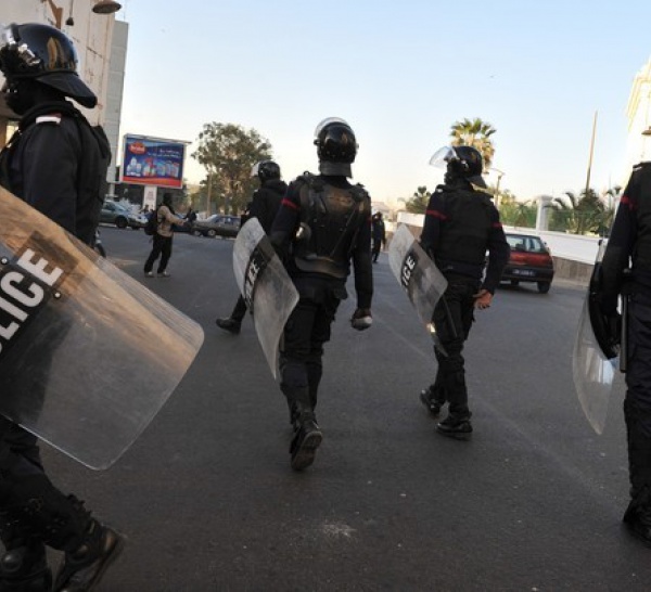 Dernière minute : à Cambérène, la police vient d'arriver et les grenades fusent de partout.