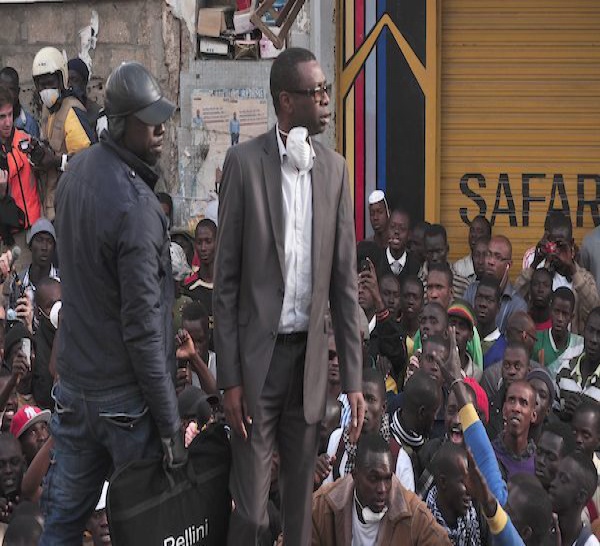 Youssou Ndour blessé au pied par une grenade lacrymogène à la manifestation