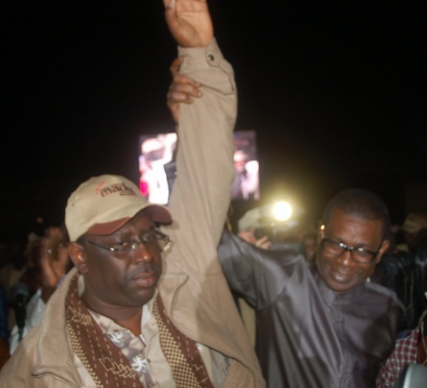 Voir la photo de Youssou Ndour au meeting de clôture de Macky Sall
