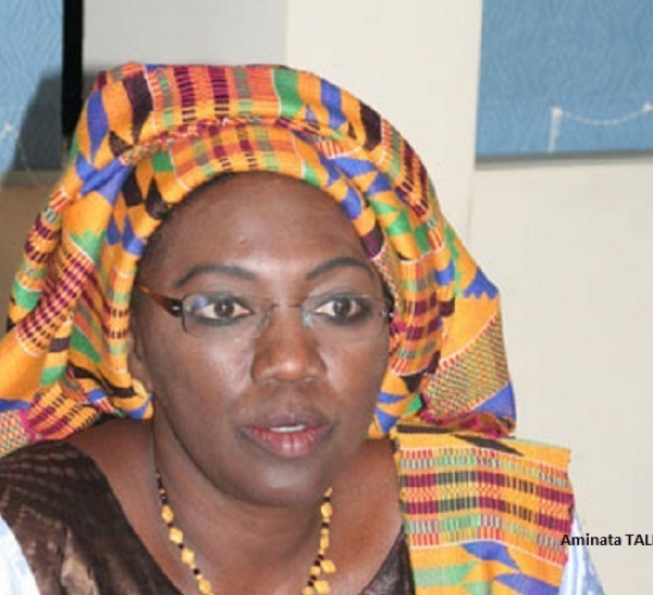 13h02: Aminata Tall refuse de prendre le bulletin de vote du candidat Abdoulaye Wade