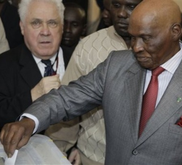 Regardez les images du vote d'Abdoulaye Wade