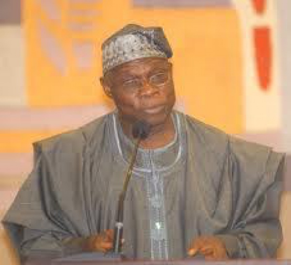 Olusegun Obasanjo tient une conférence de presse, mardi
