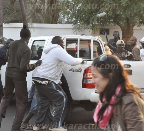 La garde rapprochée de Macky Sall déplace la voiture qui obstrue le passage