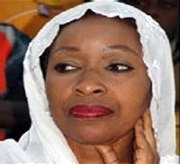 Awa Ndiaye vire la directrice de Douta Seck pou avoir autorisé une conférence de presse de l'APR.