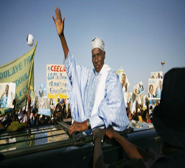 En visite dans le village natal de sa mère, Abdoulaye Wade s'autoproclame chef du village d'Oudoucar.
