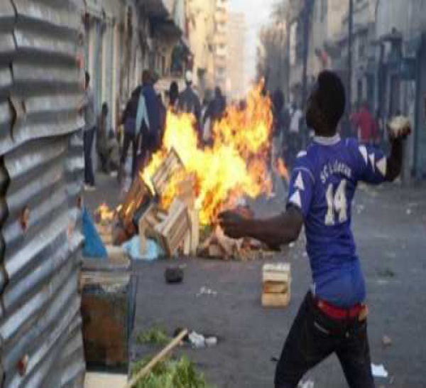 Intifada à Guédiawaye: artisans contre volontaires de la mairie, deux blessés chez les volontaires et l'état-civil caillassé.