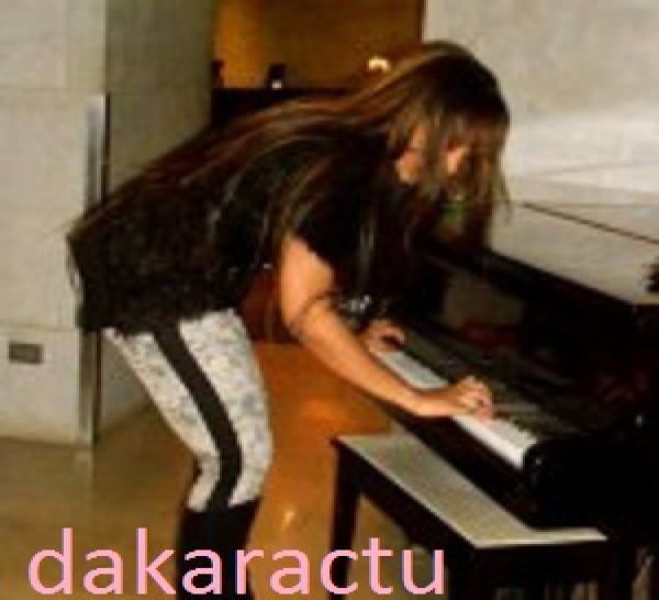 Viviane s'essaie au piano