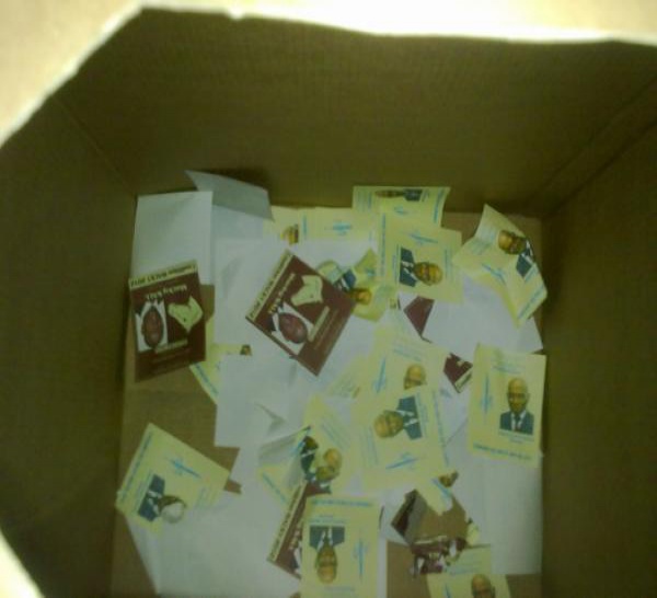 Bulletins dans une poubelle