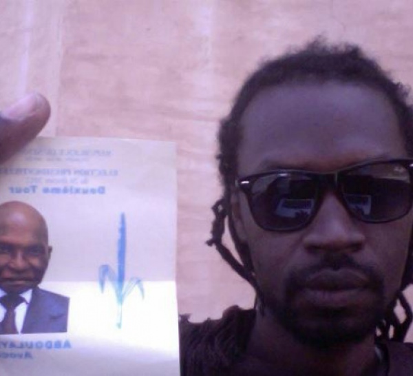 Le rappeur Gunman Xuman exibe le bulletin de vote de Wade à sa sortie du bureau de vote