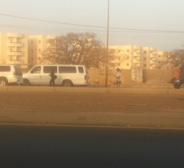 Véhicules remplis de nervis devant la permanence du Pds.