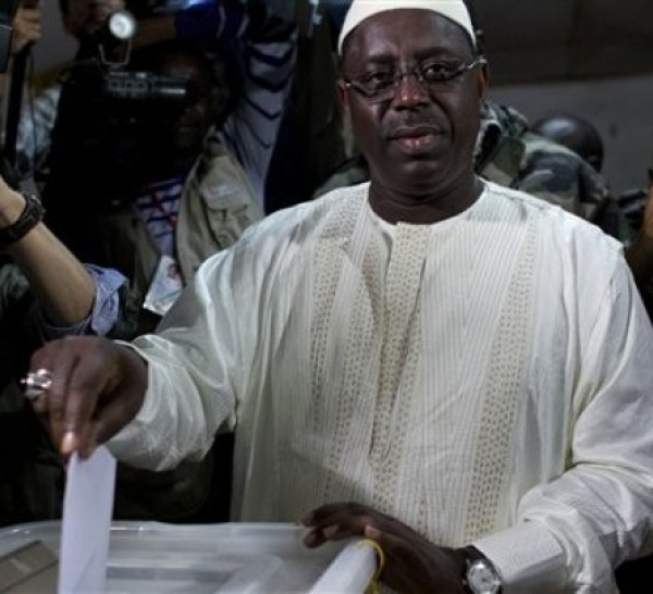 Macky Sall rend hommage aux martyrs et à la presse.