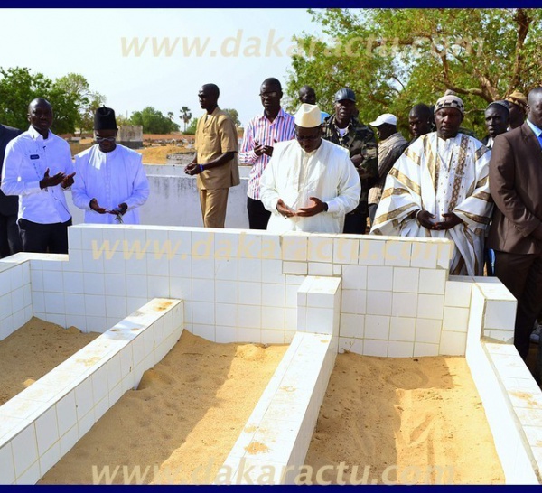 Macky Sall au cimetière le matin à Fatick