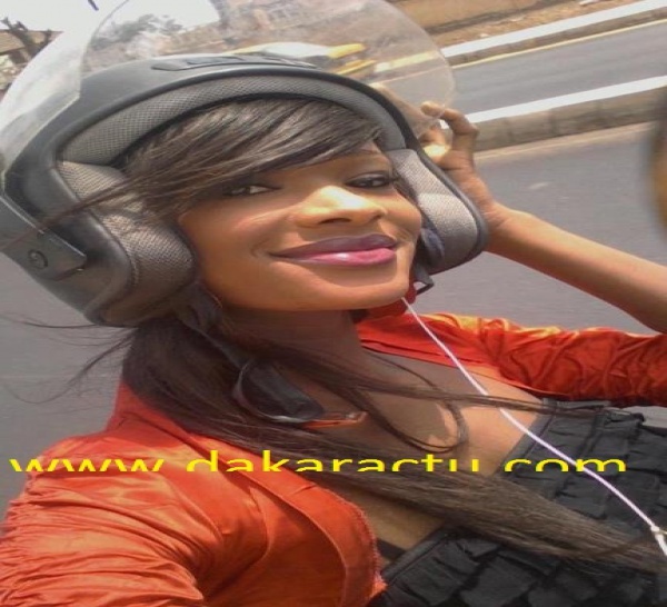 Maryam Thiam, 1ère dauphine de Miss Sénégal, en scooter sur la route des Almadies