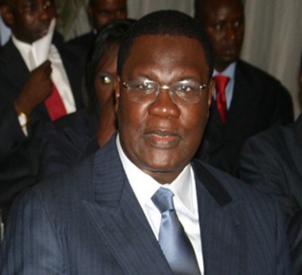 Après l'appel de Me Wade à Macky, Ousmane Ngom fond en larmes et Pape Samba Mboup rend son passeport et sa voiture.