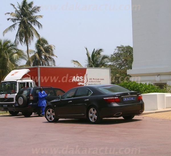 Voici le véhicule déménageur affrété par Abdoulaye Wade.(PHOTOS)