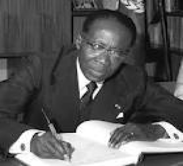Senghor est le premier à avoir l’idée de prêter serment dans un stade