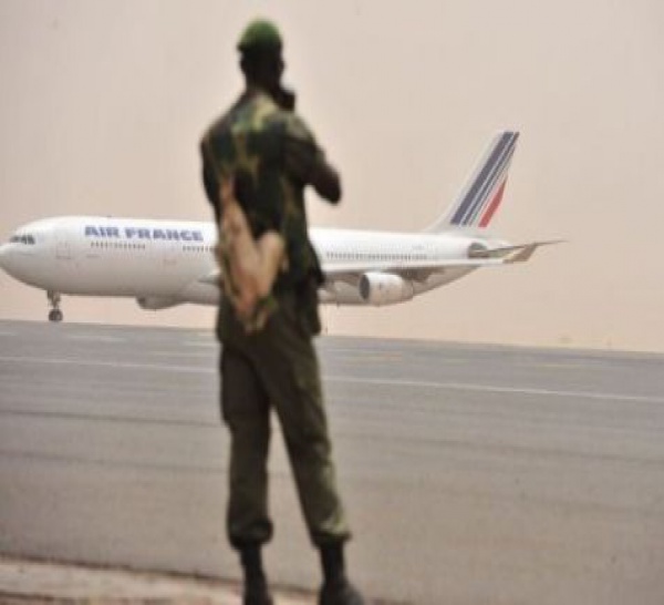 Mali : débandade française vers le Sénégal.
