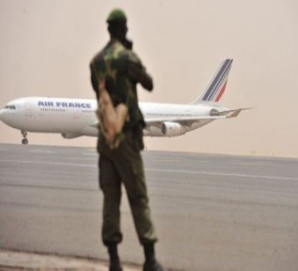 Mali : débandade française vers le Sénégal.