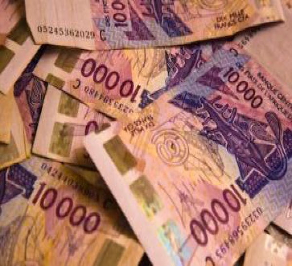 Des dizaines de sacs bourrés d'argent sortis du palais.