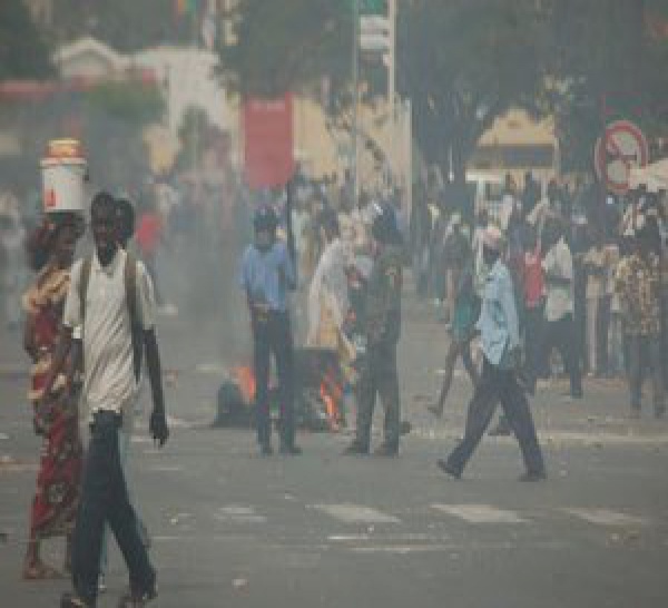 Alerte de dernière minute: Plus d'une centaine de thiantacounes postés devant la brigade de gendarmerie de Thiès pour faire libérer Cheikh Béthio.