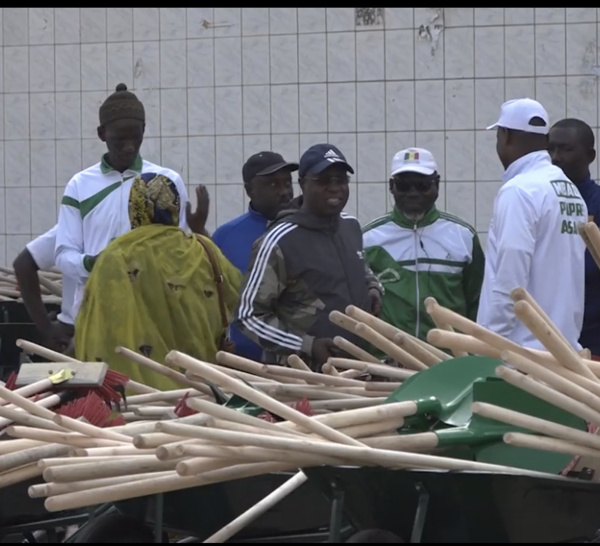 Clean Day : Abdou Karim Sall initie un « prix quartier propre » à Mbao, octroie du matériel aux populations de Pikine et engage la sensibilisation.