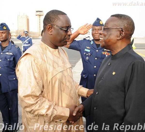 Voici les images de l'arrivée hier à Dakar de John Atta Mills du Ghana, de Dioncounda Traoré du Mali accompagné de son Premier ministre, Cheikh Modibo Diarra