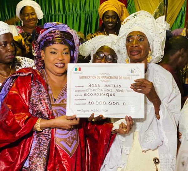 Dagana : Le ministre Ndèye Saly Diop Dieng octroie un financement de 80 millions Fcfa aux femmes des 11 communes.