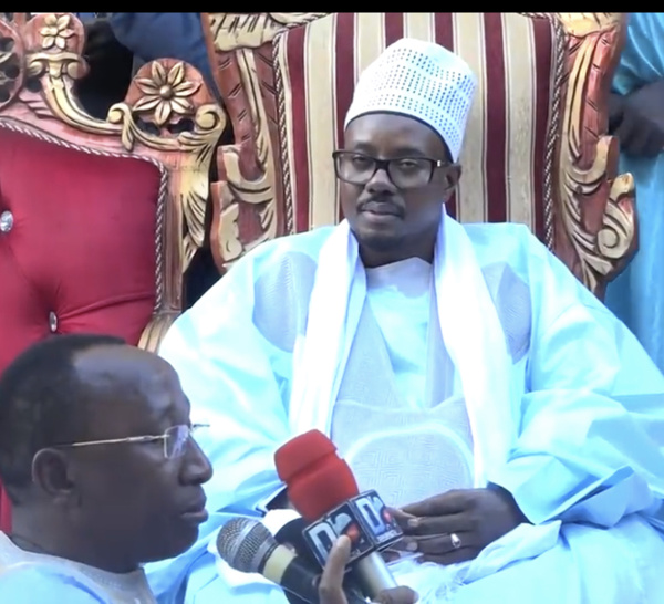 Présentation de condoléances : Le porte-parole des Mourides Serigne Bassirou Mbacké Abdou Khadre chez Aziz Ndiaye. 