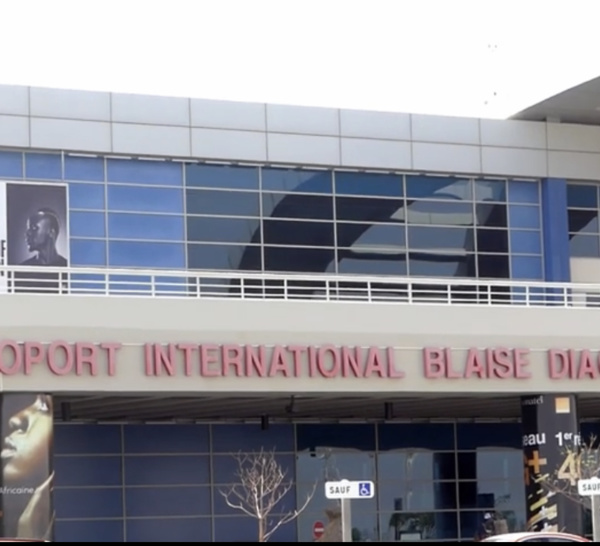 Le Sénégal ferme totalement ses frontières aériennes : suspension de l’exploitation de tous les vols en provenance et à destination des aéroports du pays.