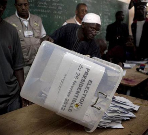 Le rapport général de l'élection présidentielle entre les mains de Macky Sall