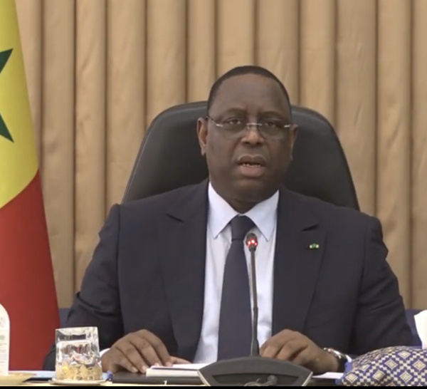 Prise en charge adéquate des patients atteints du coronavirus : Macky Sall tape du poing sur la table.