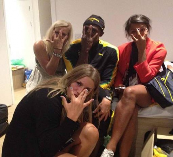 Usain Bolt bien entouré dans sa chambre d'hôtel