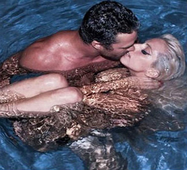 Lady Gaga pose nue avec son boyfriend