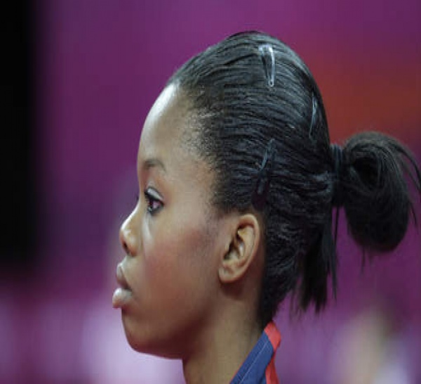 Les cheveux d'une jeune médaillée d'or au centre des critiques