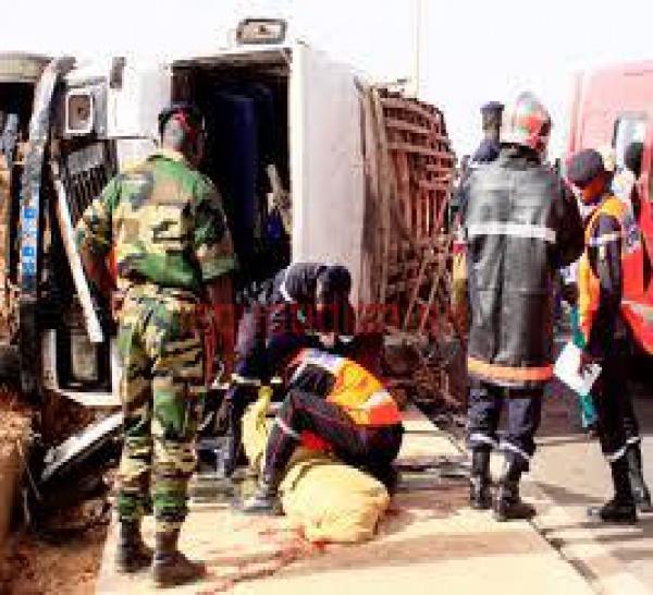 Dernière minute: un car "Ndiaga Ndiaye" tue un homme à Cambérène.