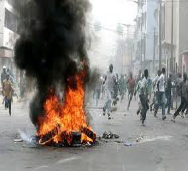 Dernière minute: les jeunes de Keur Mbaye Fall bloquent la nationale 1.