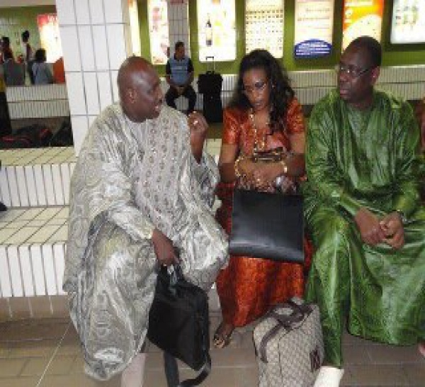 Macky Sall, son épouse et leur griot attitré dans un aéroport (Photo).