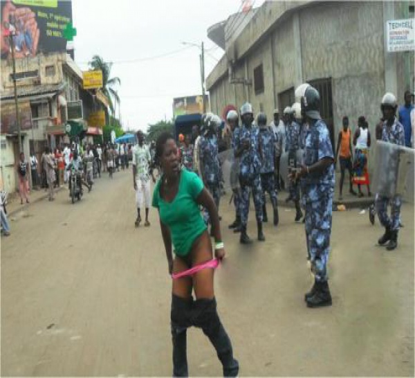 Les opposantes togolaises montrent leurs fesses aux gendarmes
