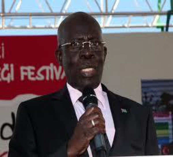 Menacé d'expulsion, le Haut commissaire de la Gambie au Sénégal répond présent.