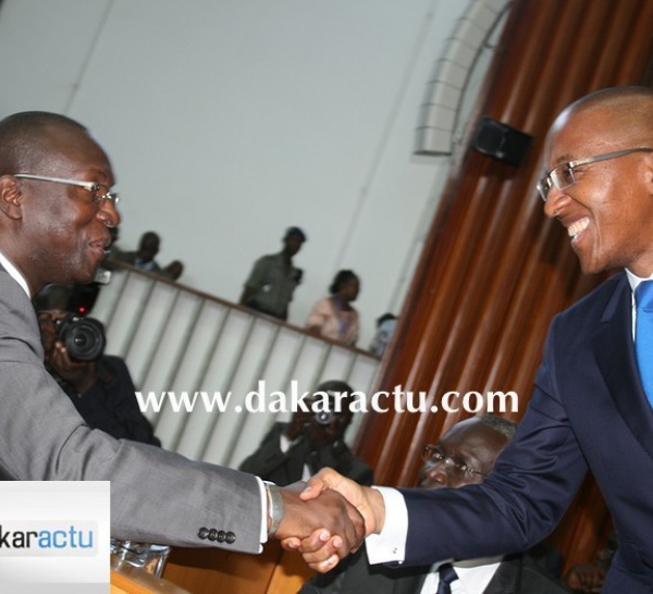Poignée de main entre le premier ministre Abdoul Mbaye et Souleymane Ndéné Ndiaye
