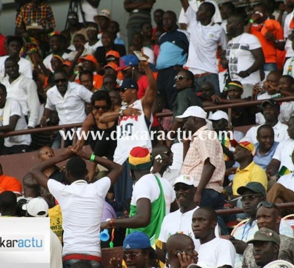 El Hadj Diouf a quitté la tribune officielle juste après le second but des éléphants en proférant des injures.