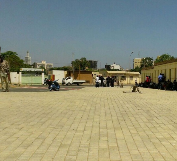 Dernière minute : les thiantacounes s'installent devant la prison de Rebeuss.