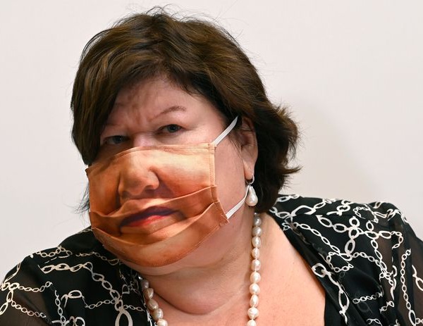 Maggie De Block fait sensation avec son masque au parlement.